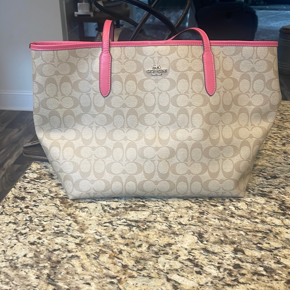 Beautiful LIKE NEW Coach Bag